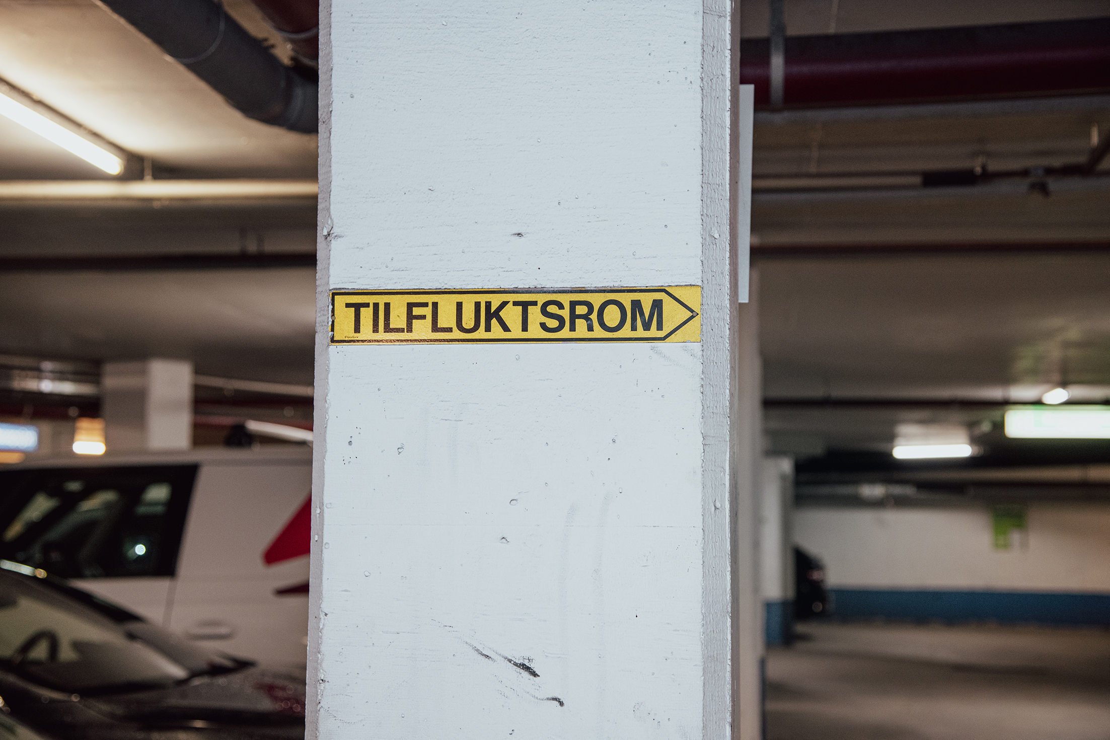 Søyle med skilt Tilfluktsrom